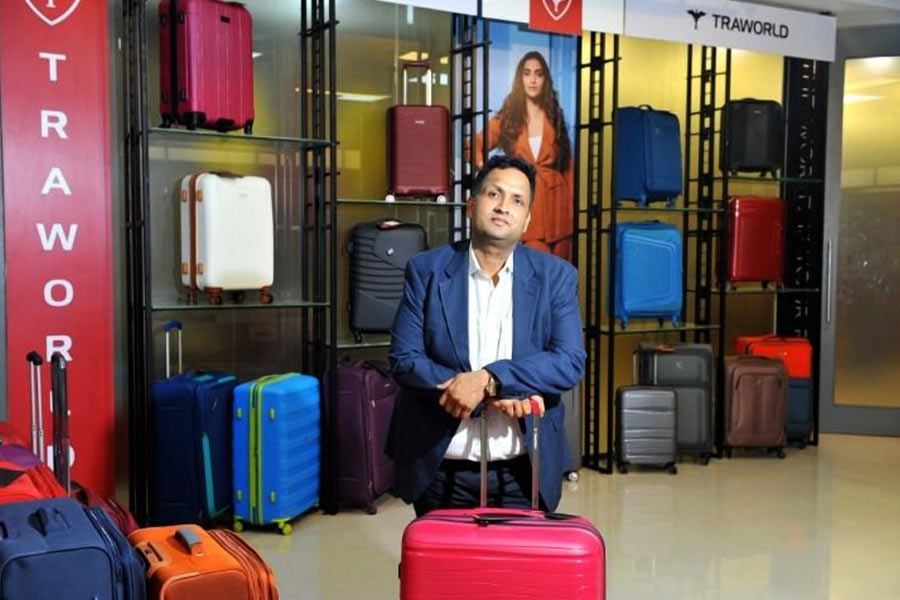 সর্বস্ব খুইয়ে মুলচাঁদ ছেলের সঙ্গে মুম্বইয়ের রাস্তায় ব্যাগ বিক্রি করতে শুরু করেন। রাস্তায় রাস্তায় ব্যাগ বিক্রি করেই সংসার চালাতে শুরু করেন তিনি। ২০১২ সালে ট্রাওয়ার্ল্ড সংস্থা গড়ে তোলেন তুষার। এর মাত্র দু’বছরের মধ্যে বছরে ১০ থেকে ২০ হাজার ব্যাগ তৈরি করতে শুরু করে সংস্থাটি। তখন বছরে মোট ব্যবসা ছিল ৯০ কোটি টাকার।