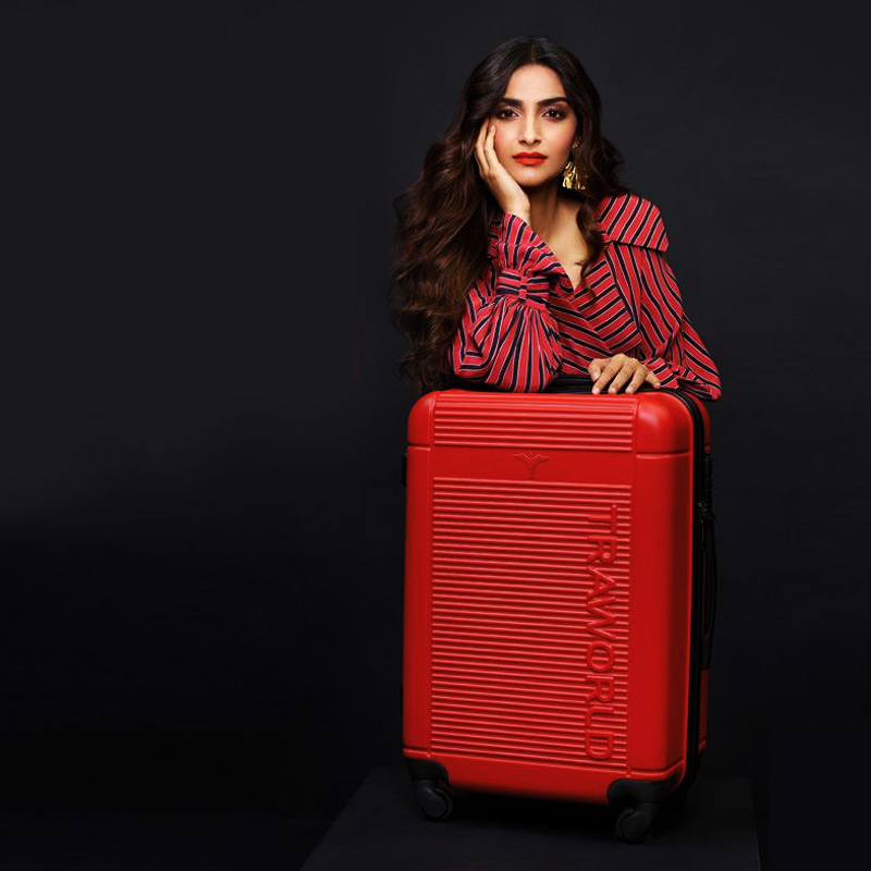 ২০১৭ সাল নাগাদ সংস্থার মোট ব্যবসা গিয়ে পৌঁছয় ২৫০ কোটিতে। প্রতি বছর ৩০ থেকে ৩৫ হাজার ব্যাগ তৈরি করতে শুরু করে সংস্থাটি। এই মুহূর্তে ভারতের চতুর্থ বৃহৎ ব্যাকপ্যাক এবং ব্যাগ বিক্রির সংস্থা এটি। এর সদর দফতর মুম্বইয়ে। সারা দেশে বিভিন্ন জায়গায় মোট ১০টি আলাদা অফিস রয়েছে। তুষারের সংস্থার ব্র্যান্ড অ্যাম্বাসাডর বলি অভিনেত্রী সোনম কপূর।