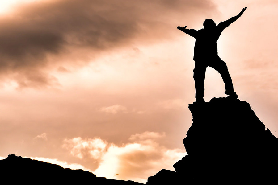 ব্যর্থতা যেখানে বেশির ভাগ মানুষকে মানসিক ভাবে ভেঙে ফেলে, যাঁরা নতুন করে সাফল্যের সিঁড়ি বেয়ে উপরে ওঠার সাহস হারিয়ে ফেলেন, তুষার তাঁদের সামনে অনন্য নজির। সাফল্যের শিখর থেকে শূন্যে নেমে আসার পর কী ভাবে শূন্য থেকে শুরু করে ফের শিখরে পৌঁছনো যায়, তা দেখিয়ে দিয়েছেন তিনি। জীবনে বহু বাধার সম্মুখীন হতে হয়েছে তাঁকে। সমস্ত পেরিয়ে আজ তিনি আড়াইশো কোটি টাকার সংস্থার মালিক। কয়েক হাজার মানুষকে জীবনধারণের রসদ জুগিয়ে চলেছেন।