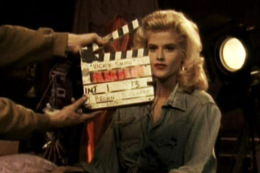 ‘প্লেবয়’ পত্রিকার হয়ে মডেলিংয়ের আগে অবশ্য কষ্টের দিন দেখতে হয়েছে আনাকে। স্বামীর সঙ্গে বিচ্ছেদের পর ওয়ালমার্ট-সহ আমেরিকার বেশ কয়েকটি বিপণিতে কাজ শুরু করেছিলেন তিনি। তবে সে রোজগারে কুলিয়ে উঠতে পারতেন না। বাধ্য হয়েই হিউস্টনের একটি স্ট্রিপ ক্লাবে ঢুকে পড়েন।