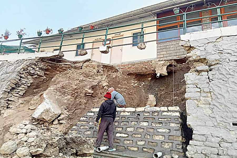 6 ft hole in a Joshimath field sparks fresh geological instability 