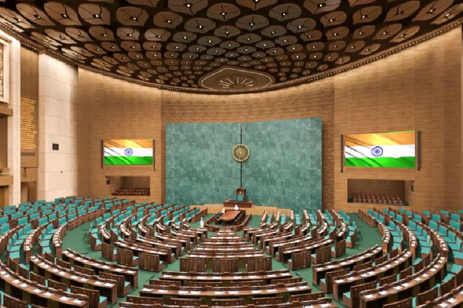 ভারতের নতুন সংসদ ভবনের অন্দরচিত্র প্রকাশ্যে আনল কেন্দ্রীয় সরকার। বর্তমানে এই ভবনের নির্মাণের কাজ পুরোদমে চলছে। চলতি বছরর মার্চ মাসেই নতুন সংসদের উদ্বোধন হতে পারে বলে মনে করা হচ্ছে।