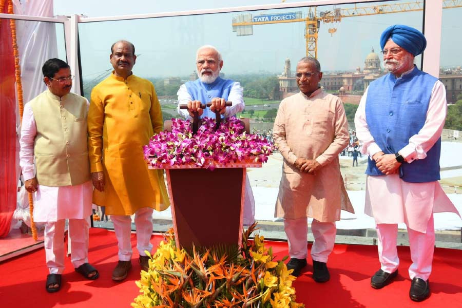 ২০২০ সালের ডিসেম্বরে প্রধানমন্ত্রী নরেন্দ্র মোদী নতুন সংসদ ভবনের ভিত্তিপ্রস্তর স্থাপন করেছিলেন।