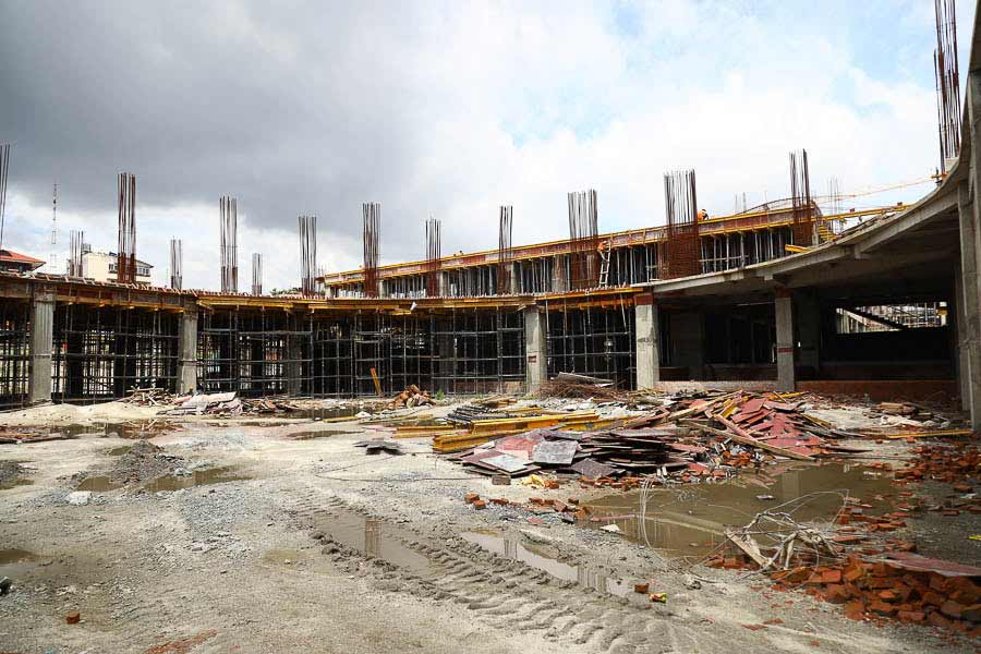 নয়া সংসদের কেন্দ্রীয় হল বা ‘লাউঞ্জ’টি হবে খোলা প্রাঙ্গণ। যা তৈরি হচ্ছে ভারতের জাতীয় গাছ বট গাছের থিমে।