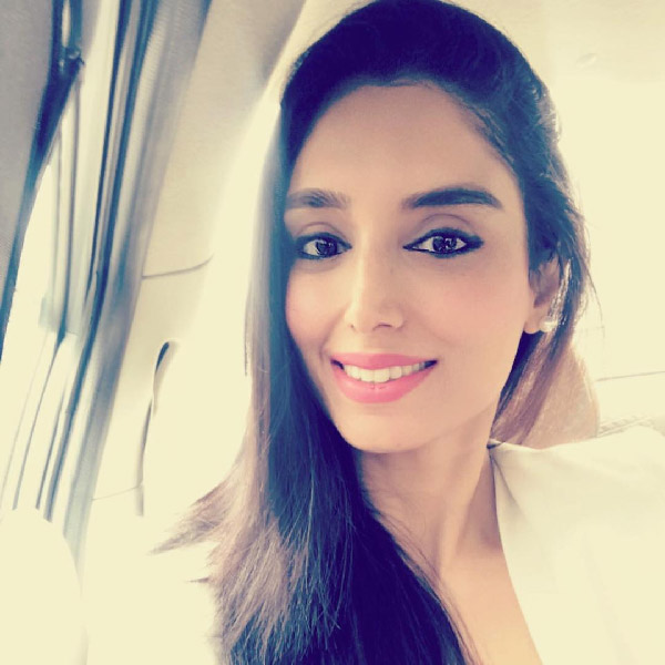 দক্ষিণ আফ্রিকা টি-টোয়েন্টি লিগে সানরাইজার্স ইস্টার্ন কেপের বিরুদ্ধে এমআই কেপটাউনের ম্যাচ চলছিল। মাঠেই বাউন্ডারির পাশে দাঁড়িয়ে ধারাভাষ্য দিচ্ছিলেন জাইনাব।