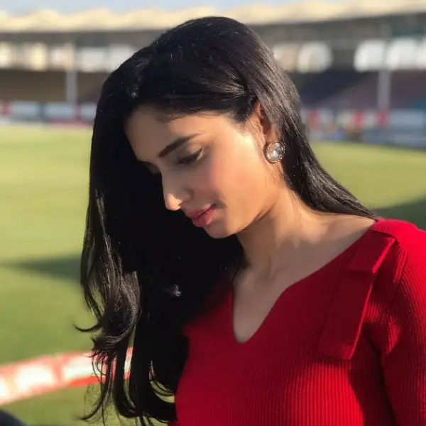 ভিডিয়োতে দেখা গিয়েছে, সানরাইজার্সের ইনিংসের ১৩তম ওভারের শেষ বলে স্যাম কারেনকে মিড উইকেটে তুলে মারেন মার্কো জানসেন। বাউন্ডারির দিকে যেখানে বল যাচ্ছিল, সে দিকেই জাইনাব দাঁড়িয়েছিলেন।