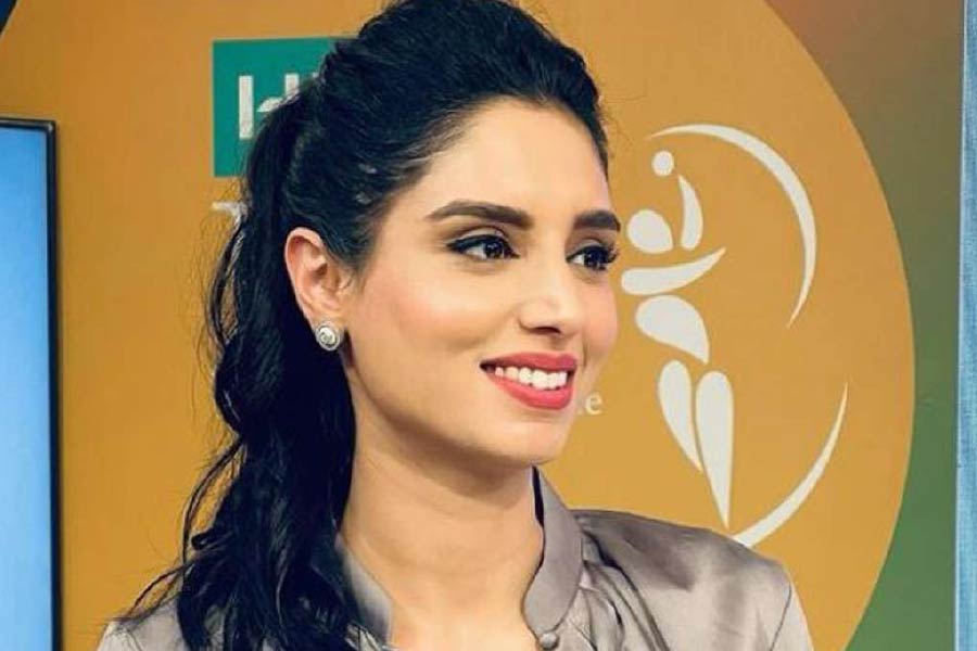 বাউন্ডারি বাঁচাতে দু’দিক থেকে দু’জন ফিল্ডার ছুটে আসেন। দু’জনেই বল লক্ষ্য করে ঝাঁপিয়ে পড়েন। তবে চার আটকানো যায়নি। উল্টে টাল সামলাতে না পেরে জাইনাবের গায়ে সজোরে ধাক্কা মারেন এক ফিল্ডার।