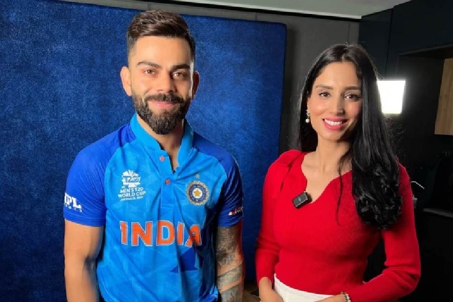 ফিল্ডারের পা সোজা গিয়ে লাগে জাইনাবের পায়ে। তিনি উল্টো দিকে চিত হয়ে পড়ে যান। তবে বড় দুর্ঘটনা ঘটেনি। প্রায় সঙ্গে সঙ্গেই ধুলো ঝাড়তে ঝাড়তে উঠে পড়েন পাক সঞ্চালিকা। দেখা গিয়েছে, ফিল্ডারের দিকে তাকিয়ে তাঁর চওড়া হাসিও।