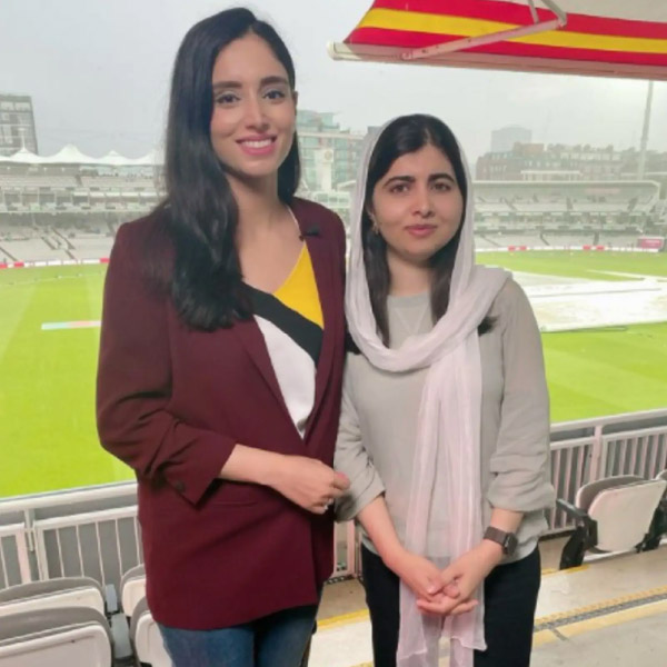 জাইনাবের বাবা নাসির আব্বাস পাকিস্তানের ঘরোয়া ক্রিকেটে খেলেছেন দীর্ঘ দিন। তাঁর মা আন্দলীব আব্বাস রাজনীতির সঙ্গে যুক্ত। ইমরান খানের পাকিস্তান তারিখ-ই-ইনসাফ দলের নেত্রী তিনি। সাংসদ হিসাবেও নির্বাচিত হন।