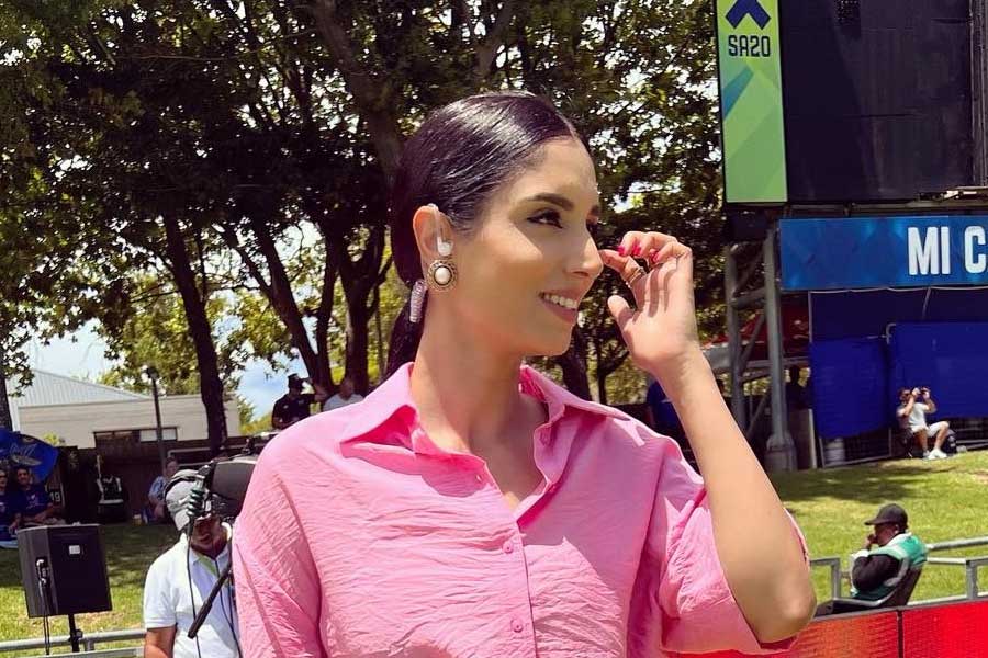 এর পর ওই চ্যানেলটির স্থায়ী সঞ্চালিকা হিসাবে কাজ শুরু করেন জাইনাব। টেন স্পোর্টস, সোনি এবং স্টার স্পোর্টসের মতো চ্যানেলেও কাজ করেছেন। একাধিক পাক তারকা ক্রিকেটারের সাক্ষাৎকার নিয়ে রাতারাতি বিখ্যাত হয়ে উঠেছেন তিনি।