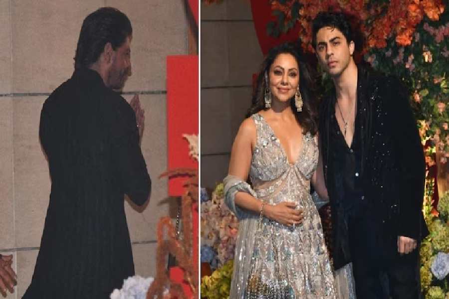 স্ত্রী গৌরী এবং পুত্র আরিয়ানকে সঙ্গে নিয়ে বাগ্দান অনুষ্ঠানে এসেছিলেন শাহরুখ।