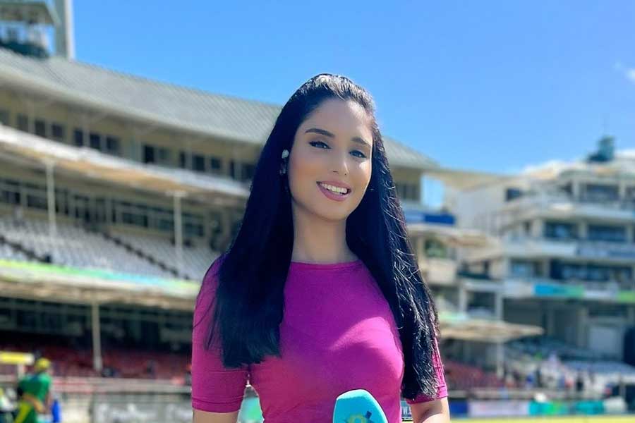 ২০১৯ সালের ক্রিকেট বিশ্বকাপে পাকিস্তানের প্রথম মহিলা সাংবাদিক এবং ধারাভাষ্যকার হিসাবে দেখা যায় জাইনাবকে।