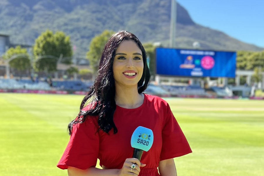 বিশ্বকাপের সেমিফাইনালে পাকিস্তান নিউ জ়িল্যান্ডকে হারানোর পর পাক বোলিং কোচ শন টেটের সঙ্গে মাঠেই কথা বলতে গিয়েছিলেন জাইনাব। 