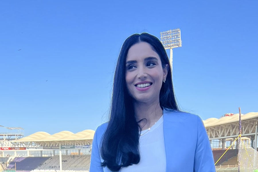 দেখা যায়, সিডনির মাঠে টেটকে বার বার পিছন দিক থেকে ডাকছেন জাইনাব। কিন্তু তাঁর দিকে ফিরেই তাকাচ্ছেন না অস্ট্রেলিয়ান।