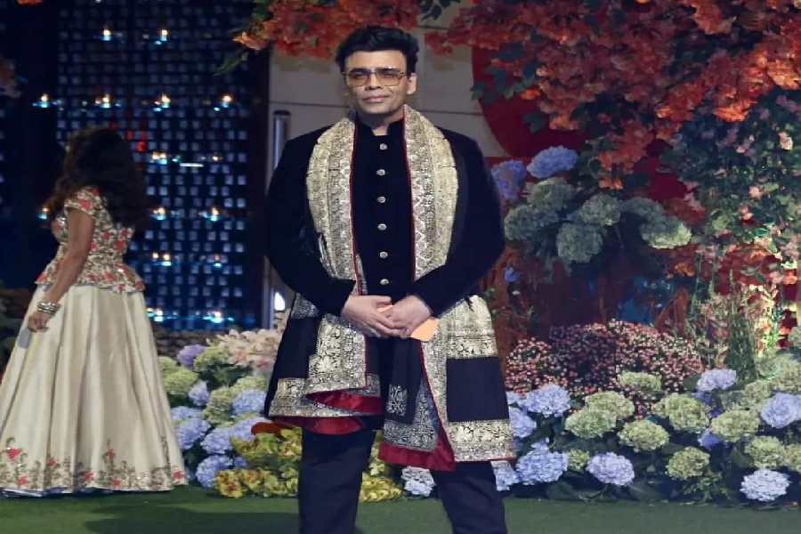 অম্বানীদের অনুষ্ঠানে সাজপোশাকে নিজের স্বাতন্ত্র্য বজায় রাখলেন কর্ণ জোহর।