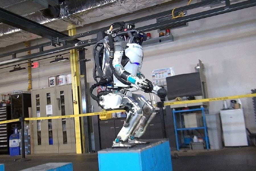 এখনও এই রোবট নিয়ে পরীক্ষা-নিরীক্ষা চালাচ্ছে সংস্থা। একে দিয়ে কী কী কাজ করানো যা, তা নিয়ে চলছে পরীক্ষা-নিরীক্ষা। গবেষকরা এ-ও দেখছেন, কোনও বস্তুকে এই রোবট কী ভাবে গ্রহণ করে, কী ভাবে তাকে নিয়ে কাজ করে, বা নাড়াচাড়া করে। 