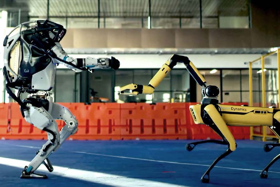 ওই ক্যামেরা রং বিচার করে সফটওয়্যারকে জানান দেবে। দূরত্ব, গভীরতাও মাপতেও সক্ষম সে। সেই অনুযায়ী কাজ করবে রোবটটি।