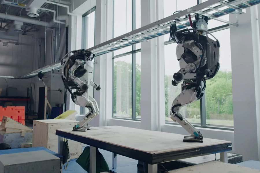 বোস্টন ডায়নামিক্স সংস্থার তরফে জানানো হয়েছে, এই অ্যাটলাস জাতীয় রোবটটির সংবেদনশীলতা অন্য রোবটের তুলনায় বেশি। একটা বস্তুর সঙ্গে সংযোগ গড়তে পারে। গন্তব্যে যাওয়ার পথে প্রয়োজন মতো পথ বদলাতে পারে।