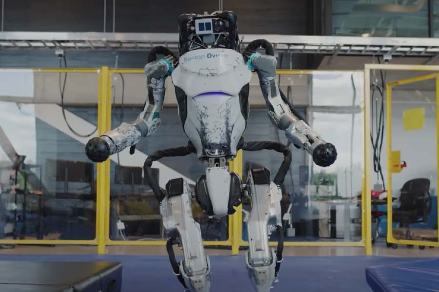 ভিডিয়ো দেখে মনে হতে পারে, এ আর এমন কী কঠিন কাজ। তবে বিশেষজ্ঞরা বলছেন, মানুষের কাছে যা সহজ, রোবটের কাছে তা সহজ নয়। কারণ তার মস্তিষ্ক নেই।