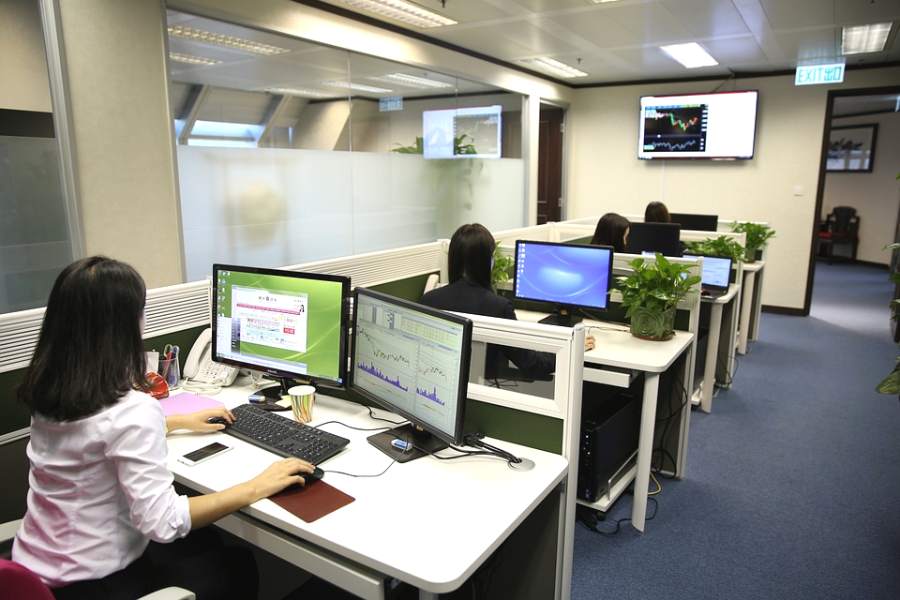 এমন কোনও কোম্পানির, যেমন গাড়ি বা জামা কাপড় তৈরির সংস্থা, শেয়ার আছে কি যাদের বিক্রি বাজারের ওঠা নামার সঙ্গে তাল মিলিয়ে প্রায় একই ভাবে ওঠা পড়া করে? মন্দায় মার খাওয়ার তালিকায় কিন্তু এরা থাকে সব থেকে ওপরে। এক কথায় এড়িয়ে চলুন সেই সব সংস্থা মন্দায় যাদের মার খাওয়ার সম্ভাবনা সব থেকে বেশি। 