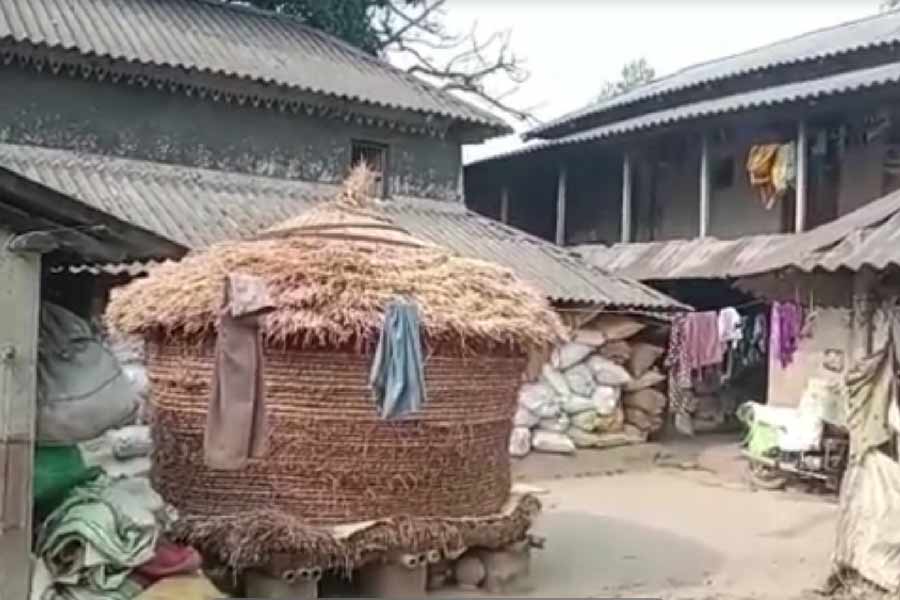 গোঘাটের গ্রামে প্রধানের বাড়ির ছ’জনের নাম আবাস তালিকায়। 