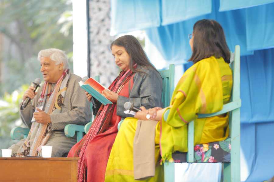 কবি কইফি আজমির লেখা ইংরেজিতে অনুবাদ করে তৈরি হয়েছে নতুন বই। একসঙ্গে কাজ করেছেন কন্যা শাবানা ও জামাই জাভেদ আখতার। 