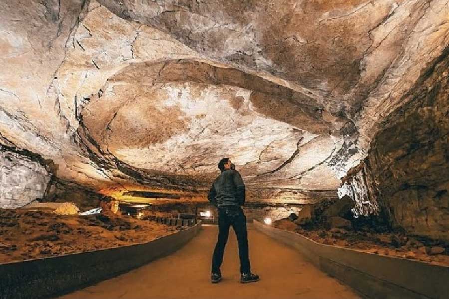 দলের ছয় সদস্যকে হাতে দু’টি করে টর্চ দেন ডেভিড। নির্দেশ দেন, তিনি ঠিক যে ভাবে পা ফেলবেন, বাকিদেরও তা-ই করতে হবে।