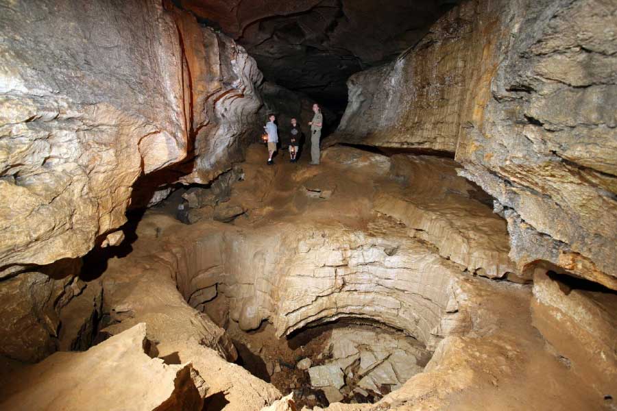 নামার সময় গুহার প্রথম সুড়ঙ্গেই আটকে পড়েন কাফলিন। সেই সুড়ঙ্গ এতটাই সরু ছিল যে, তা আর পেরিয়ে যেতে পারছিলেন না তিনি।