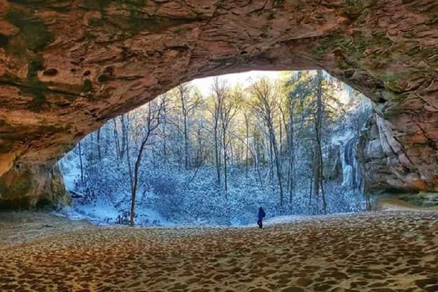 এক সময় জরুরি একটি ফোন করতে উপরের দিকে উঠেছিলেন হার্ডিন। ৩০ মিনিট কেটে গেলেও তিনি ফেরেননি। এ দিকে সময় গড়িয়ে যাচ্ছে। তখন দলের বাকিরা নিজেদের মতো করেই দড়ির মই বেয়ে উপরে উঠতে থাকেন। তাতেই হয় বিপত্তি।