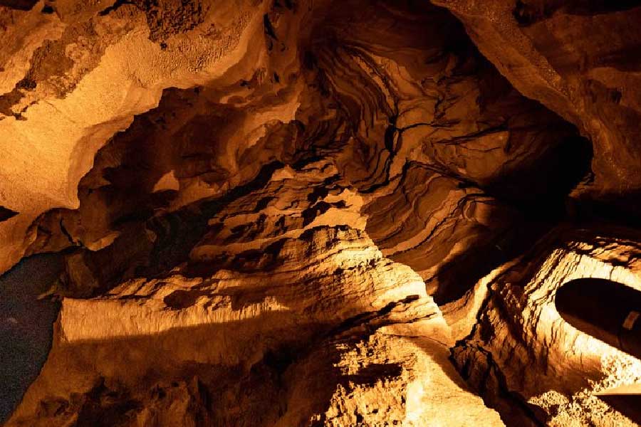 দ্বিতীয় মই বেয়ে উপরে ওঠার সময় পিছলে পড়ে যান কাফলিন। কয়েক ফুট নীচে পড়ে গিয়ে তাঁর মাথা আটকে যায় পাথরের খাঁজে। ভয়ঙ্কর রক্তপাত শুরু হয় কাফলিনের।