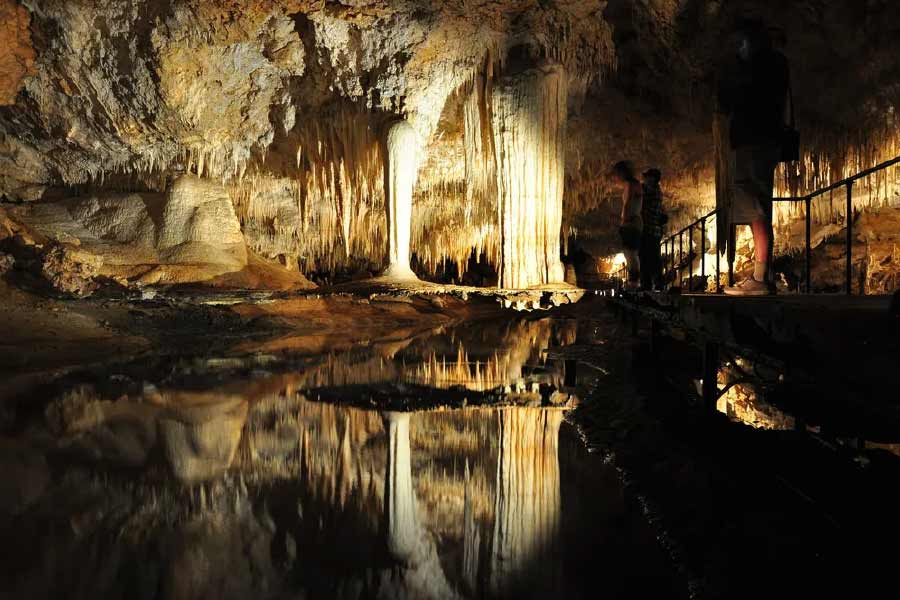 দু’টি পাথরের খাঁজে তখনও আটকে কাফলিন। তাঁর একটি হাত পেট এবং পাথরের মাঝে রাখা ছিল। যা অনেক চেষ্টাতেও বার করতে পারেননি তিনি। অন্যটি পিঠ এবং অন্য পাথরের মাঝে আটকে ছিল। দু’টি হাত আটকে থাকায় কোনও ভাবেই পাথরের খাঁজ থেকে বার হতে পারছিলেন না কাফলিন।