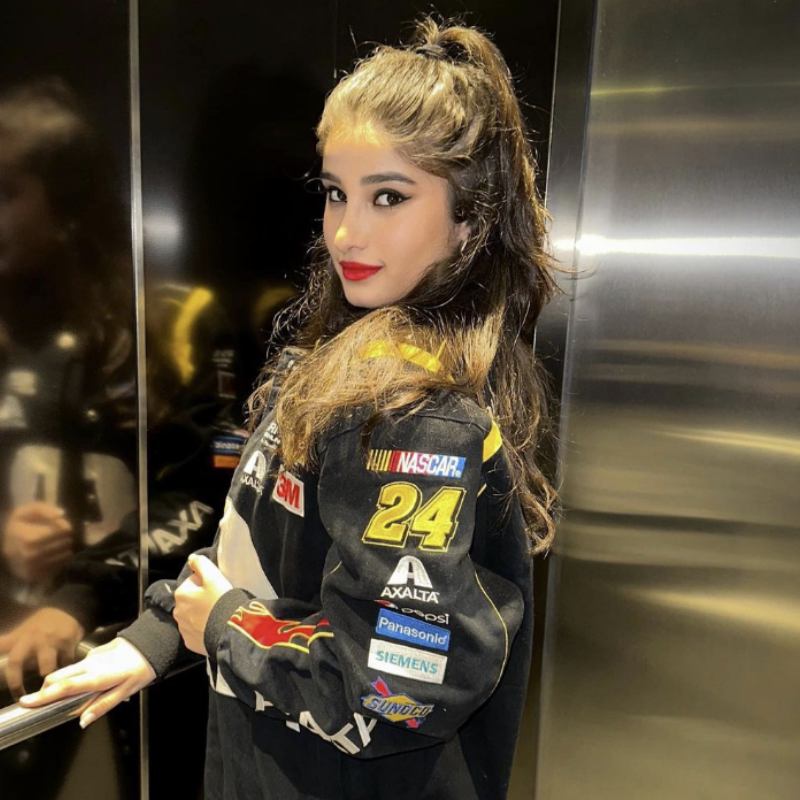 ২০২৩ সালে বলিপাড়ায় তারকা সন্তানদের অভিষেকের ঢল নামতে চলেছে। এই বছরই জ়োয়া আখতারের পরিচালনায় ‘আর্চিজ়’ ছবিতে সুহানা খান, অগস্ত্য নন্দ, খুশি কপূর, রোহিত ছেত্রীর মতো তারকা সন্তানদের দেখা যাবে। এ বছরই বলিউডে দেখা যাবে আরও এক তারকা-কন্যাকে। সে রাশা থাডানি।