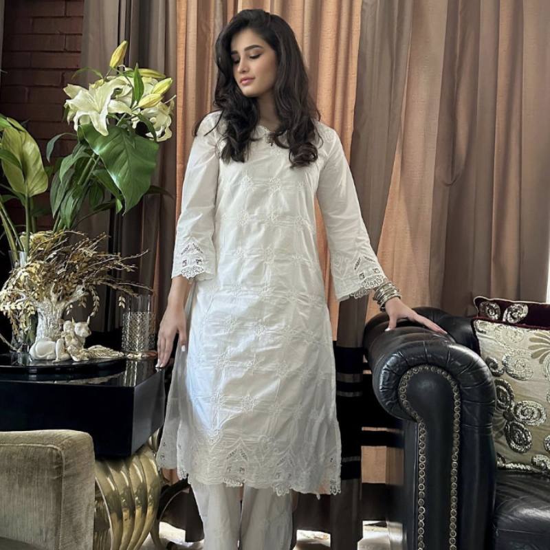 রবিনা টন্ডন এবং ব্যবসায়ী অনিল থাডানির কন্যা রাশা। ২০০৫ সালে ১৬ মার্চ মুম্বইয়ে জন্ম তার।