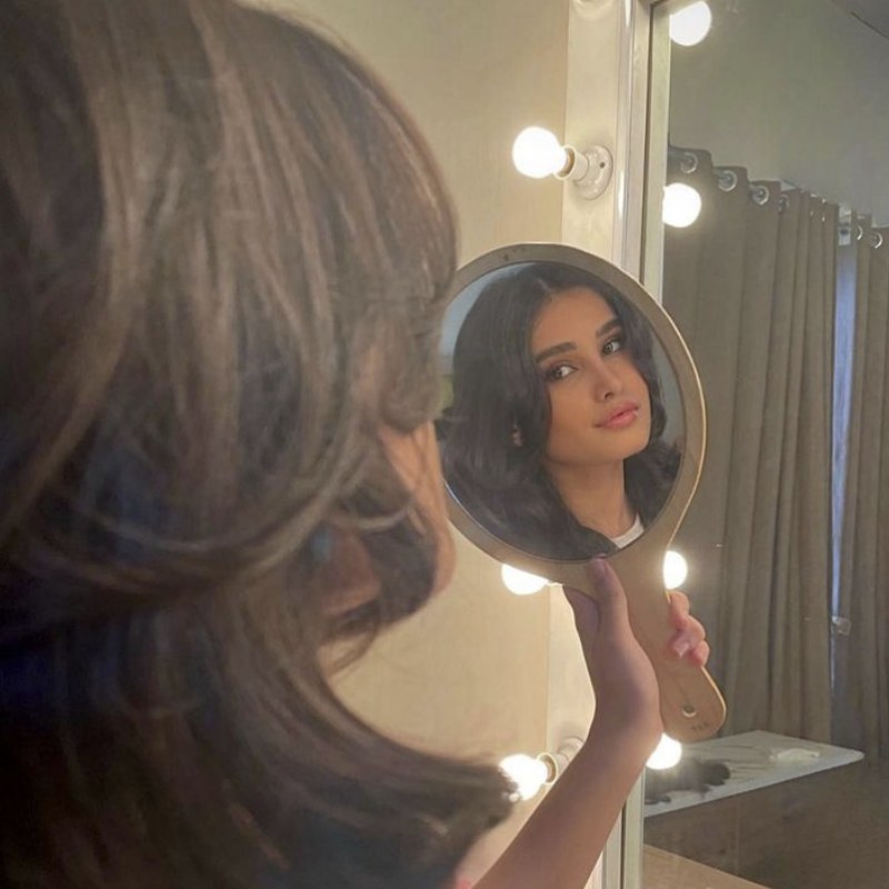 বাবা-মা, দুই দিদি এবং ছোট ভাইয়ের সঙ্গে মুম্বইয়েই থাকে রাশা।