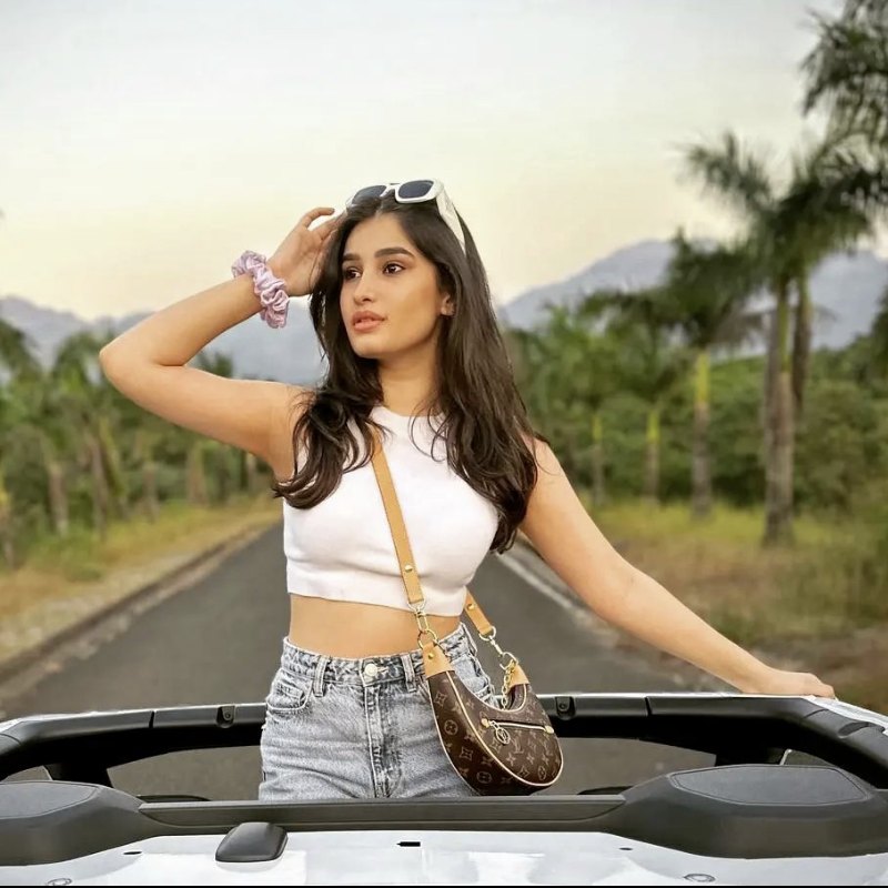 তবে, রবিনা-কন্যার আসল নাম রাশা নয়। জন্মের সময় তাঁর নাম রাখা হয়েছিল রাশাবিশাখা। ‘রাশা’ শব্দের অর্থ বৃষ্টির প্রথম ফোঁটা এবং ‘বিশাখা’ শব্দের অর্থ শিব।