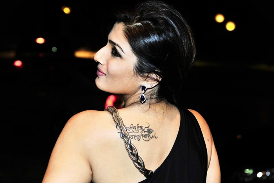 রবিনার পিঠের উপরের দিকে একটি ট্যাটু আঁকা রয়েছে। মেয়ে রাশার পুরো নাম লিখেই এই ট্যাটু করিয়েছেন রবিনা।