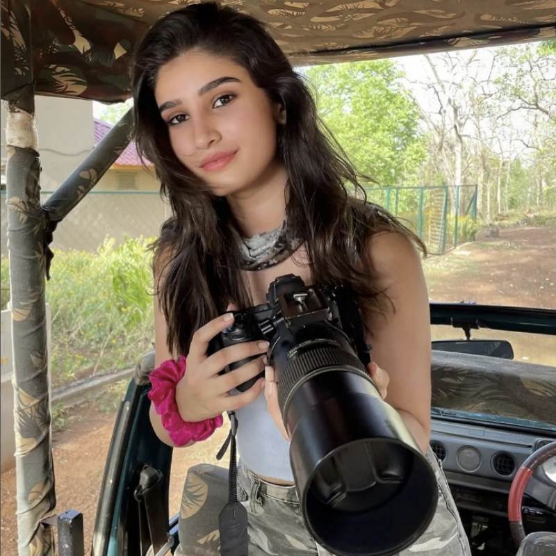 শীঘ্রই বড় পর্দায় দেখা যাবে রবিনা-কন্যা রাশাকে। পরিচালক অভিষেক কপূরের হাত ধরেই অভিনয়ে হাতেখড়ি হতে চলেছে তার।