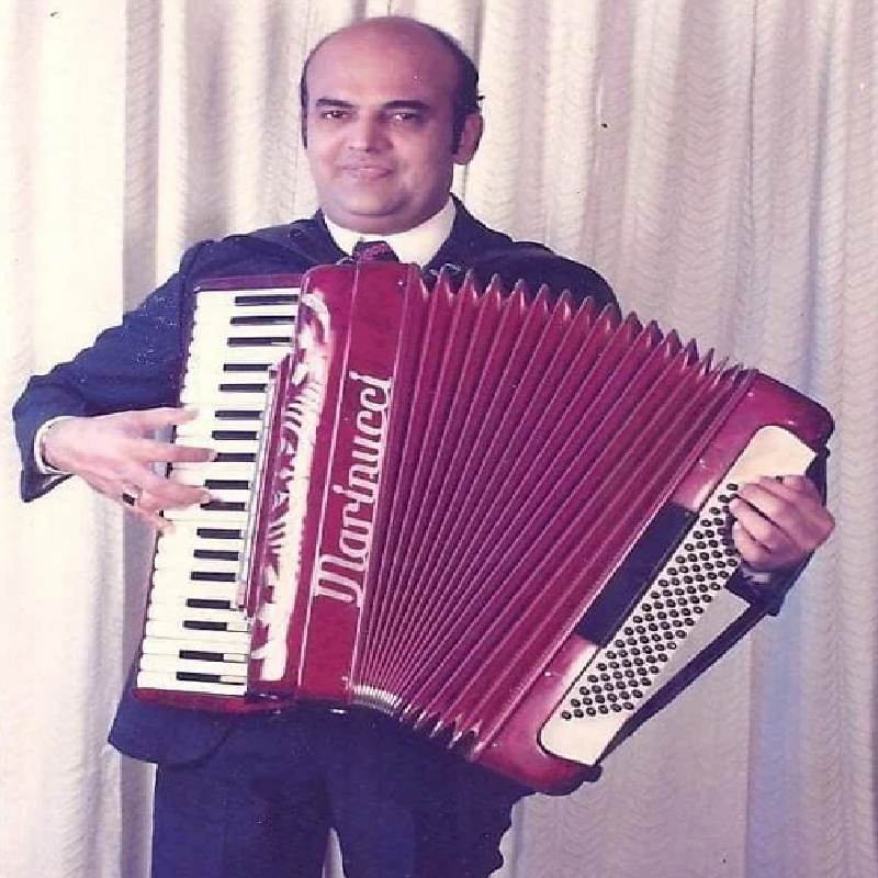 সত্তর এবং আশির দশকে একাধিক হিন্দি জনপ্রিয় গানের নেপথ্য কারিগর ছিলেন অরুণ। ‘সাগিনা’, ‘চলতে চলতে’, ‘জুগনু’ ছবিতে সঙ্গীত পরিচালকের সহকারী হিসাবে কাজ করেছেন তিনি।