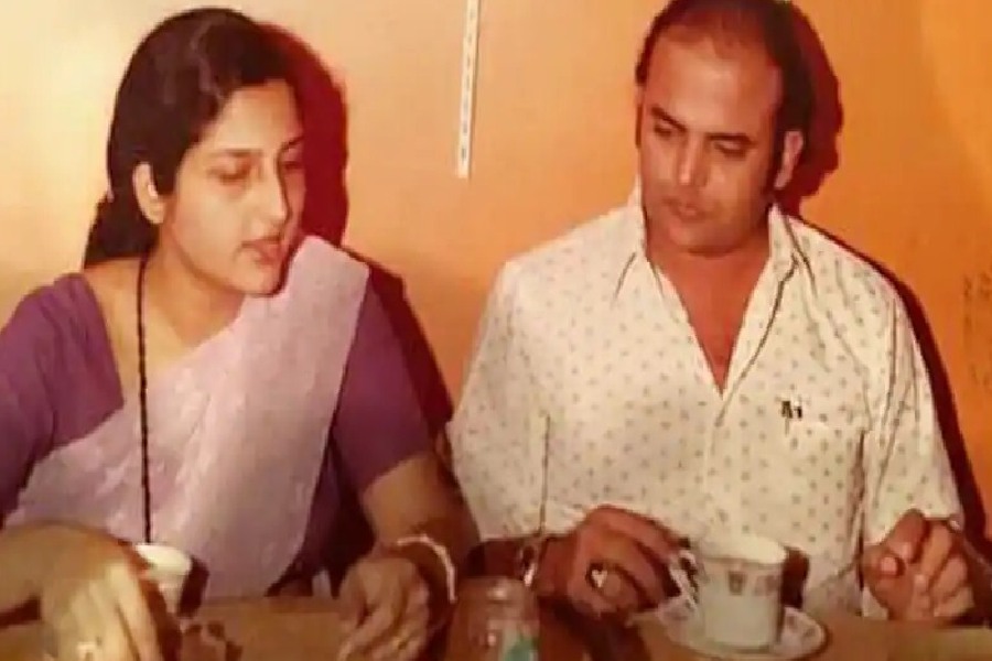 অনুরাধা পড়ওয়ালের স্বামী অরুণও কিন্তু সঙ্গীতের দুনিয়ায় দাপিয়ে কাজ করেছেন এক সময়। কিশোর কুমার, শচীনদেব বর্মণদের মতো তারকাদের সঙ্গে কাজ করেছেন তিনি।