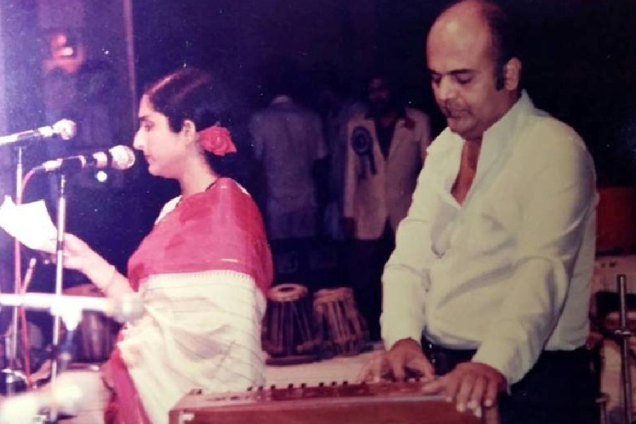 সত্তরের দশকে ‘অনিল-অরুণ’ জুটি হিন্দি গানের দুনিয়ায় কার্যত ছেয়ে গিয়েছিল। তবে প্রথম দিকে একসঙ্গে কাজ করলেও পরে স্বতন্ত্র শিল্পী হিসাবে আত্মপ্রকাশ করেন অরুণ।