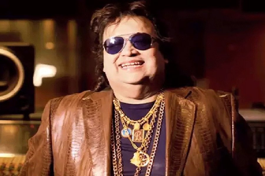 তার পর দীর্ঘ ১৫ বছর বাপ্পি লাহিড়ির সহকারী হিসাবে কাজ করেন ‘অনিল-অরুণ’ জুটি। এই সময়ে তাঁদের জনপ্রিয়তা বৃদ্ধি পেয়েছিল।