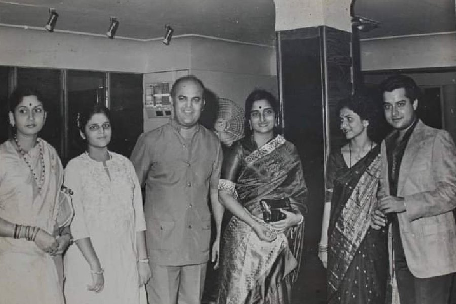 অনুরাধার সাফল্যের ছটায় যেন মাথা তুলতে পারেননি অরুণ। প্রতিভা থাকা সত্ত্বেও তাই তাঁকে ভুলতে বসেছেন অনেকে। ১৯৯১ সালে ১ নভেম্বর মৃত্যু হয় অরুণের।  