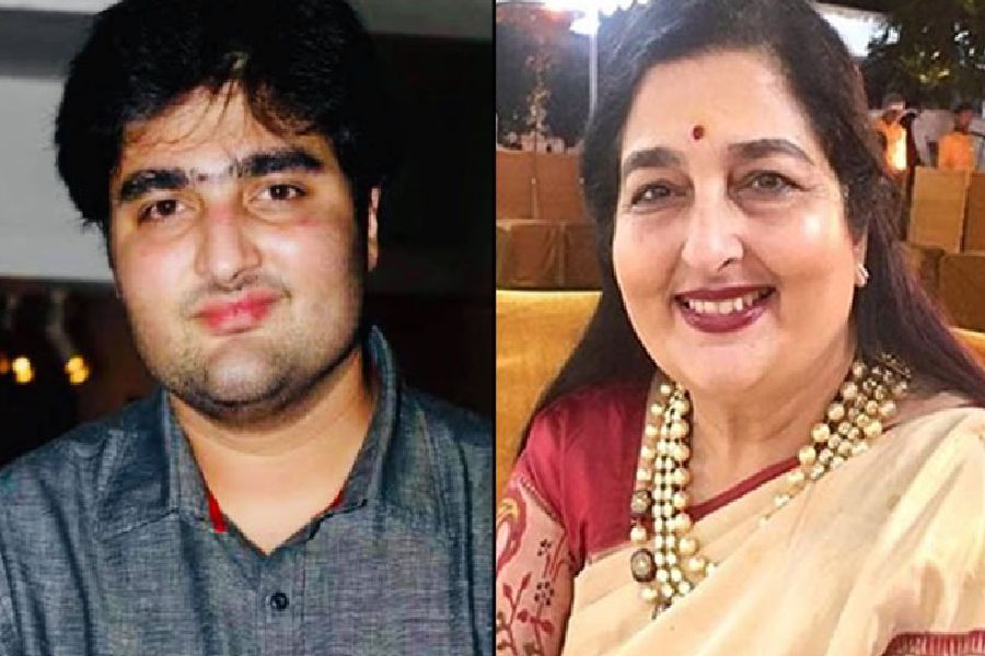 অরুণ-অনুরাধার পুত্র আদিত্যও অকালে চলে গিয়েছেন। কিডনির অসুখে ভুগে মাত্র ৩৫ বছর বয়সে মৃত্যু হয়েছে আদিত্য পড়ওয়ালের।