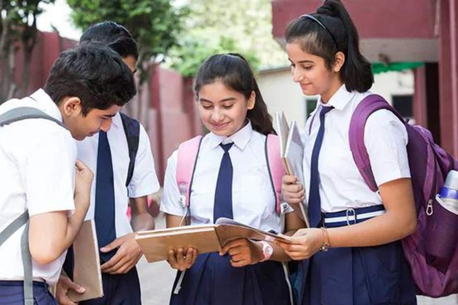 স্কুল জীবনের শেষ পরীক্ষা উচ্চ মাধ্যমিক। এই পরীক্ষা শেষ মানেই ভবিষ্যৎ গড়ার তাগিদে আর এক ধাপ এগোনো।