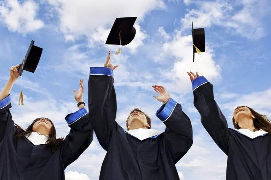 সাধারণত বেশির ভাগ শিক্ষার্থীই বেছে নেন বিশেষ কোনও বিষয়ের উপর অনার্স-সহ ব্যাচলর ডিগ্রি করাকে। এই ডিগ্রি অর্জনের পর স্নাতকোত্তর, পিএইচডি করার সুযোগ থাকে। আবার, বিএড করে শিক্ষকের চাকরিতে নিযুক্ত হওয়া যায়।