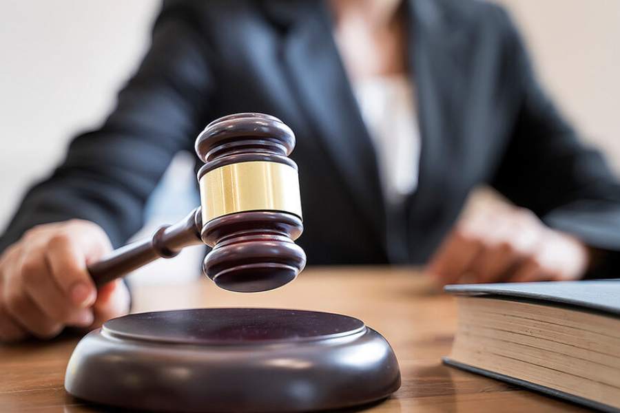 ভবিষ্যতে আইনজীবিকাকে পেশা নির্বাচন করার জন্য আইন বিষয়ে পড়ার সুযোগ থাকে। প্রয়োজনীয় ধাপ অনুসরণ করে স্বীকৃত প্রতিষ্ঠান থেকে আইন নিয়ে পড়াশোনা করে এই পেশায় যাওয়া যায়।