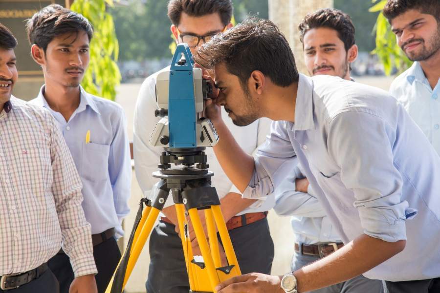 বিটেক (ব্যাচলর অফ টেকনলোজি) করা যায়। এটি ইঞ্জিনিয়ারিংয়ের একটি ডিগ্রি। স্নাতক হওয়ার পর এমটেক করার সুযোগ থাকে। অথবা সংশ্লিষ্ট বিষয়ে কাজের সুযোগ থাকে।