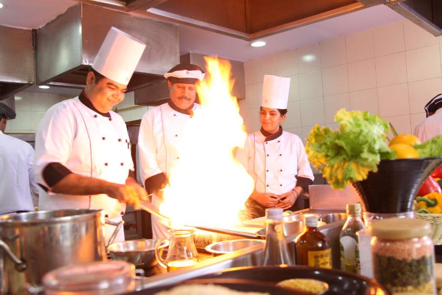 হোটেল ম্যানেজমেন্ট নিয়েও পড়া যেতে পারে। ভারতে বিভিন্ন হোটেল ম্যানেজমেন্ট পড়ানোর প্রতিষ্ঠান রয়েছে যেখান থেকে উচ্চ মাধ্যমিকের পর এই বিষয়ের উপর কোর্স করা যেতে পারে। পাশ করার পর সাধারণত ক্যাম্পাসিংয়ের মাধ্যমে বিভিন্ন সংস্থায় কাজের সুযোগ থাকে।