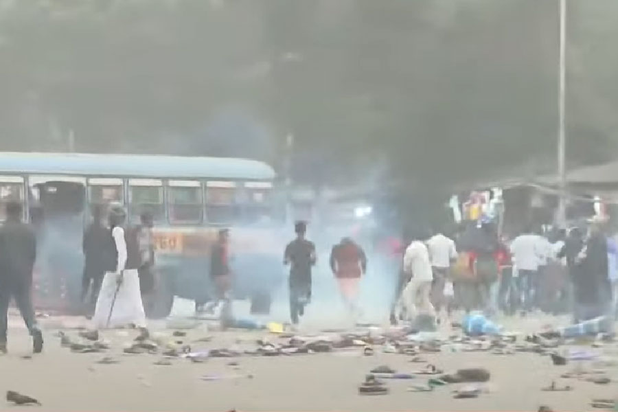 আইএসএফের বিক্ষোভে পুলিশের লাঠিচার্জ, কাঁদানে গ্যাস, পাল্টা আক্রমণ, ধুন্ধুমার ধর্মতলা