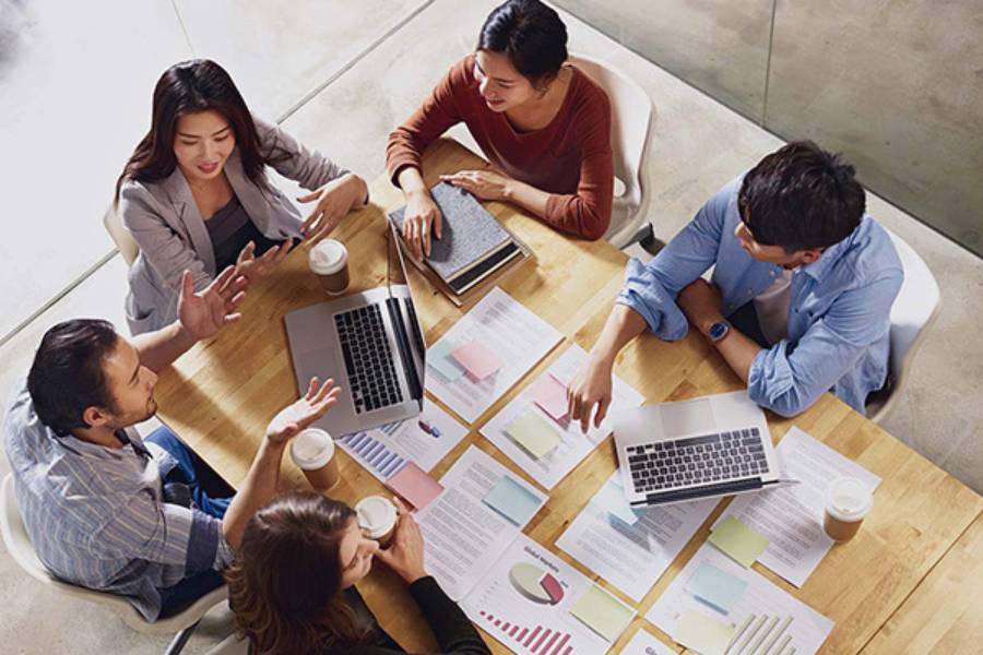  সাংবাদিকতা, ফ্যাশন ডিজ়াইনিং, নার্সিং, ভাষাবিদ্যা, ফিল্ম স্টাডিজ, গ্রাফিক ডিজ়াইনিং ও অ্যানিমেশন, পুষ্টিবিদ্যা, মনোবিজ্ঞান, সৃজনশীল (নাচ, গান, নাটক) বিষয়গুলি নিয়েও এগোনো যেতে পারে। 